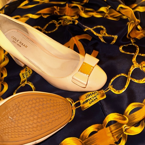 COLE HAAN CLASSY FRONT BOW CHUNKY HEEL - Picture 6 of 8